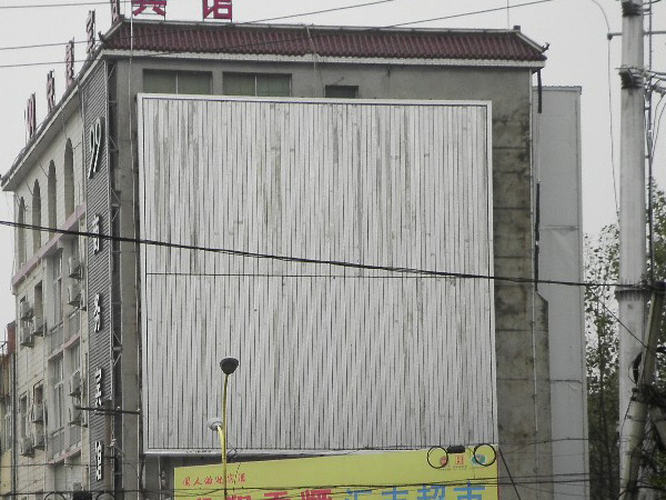 三面翻廣告機的抗風能力